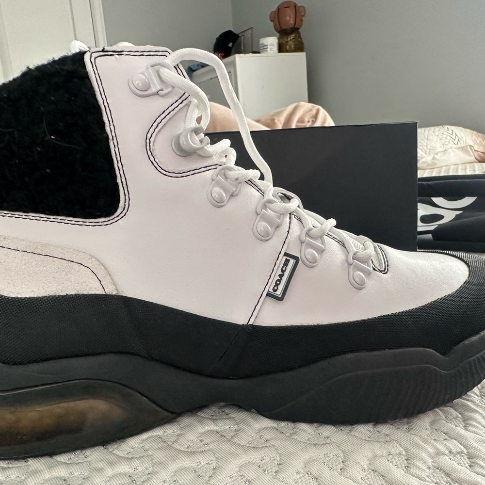 Stylish Black and White Men's Sneakers - Picture 2 of 3